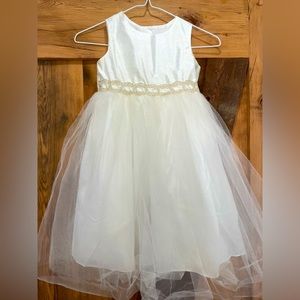 White Girl Dress Size 5 fits 3-5 .Perfect Conditions.